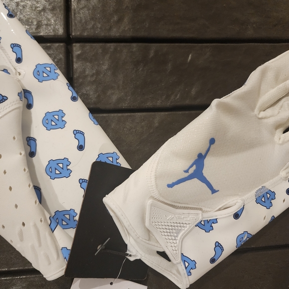 Men's Jordan UNC Tarheels Team Issued Vapor Football Jet 7.0 Gloves - Picture 11 of 12